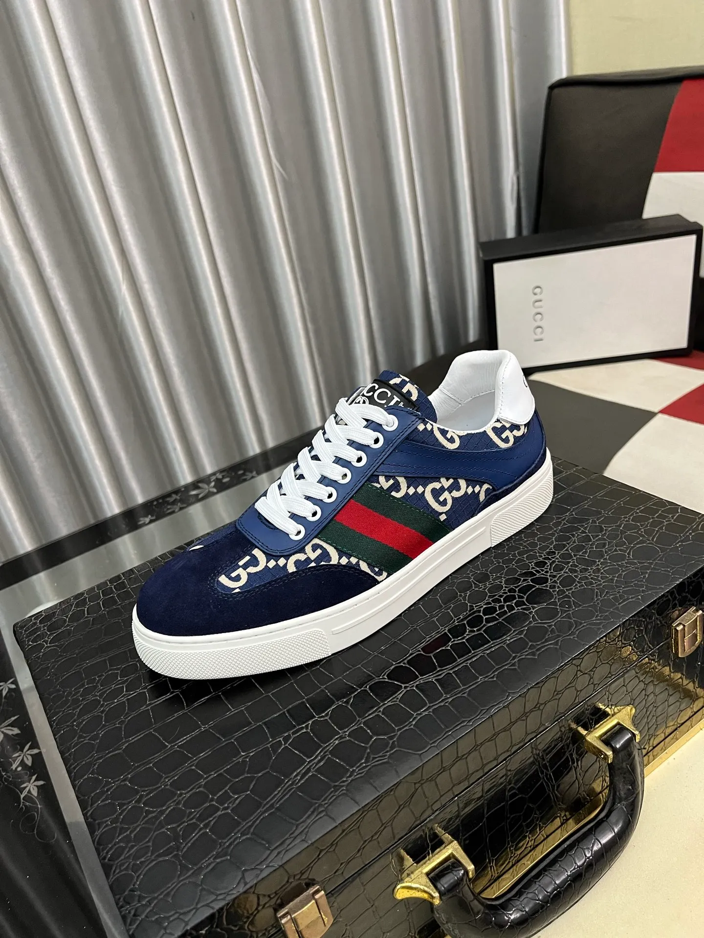 Men's Men's Shoes 💰440 ⌚️⌚️[GUCCI] Gucci men's casual shoes are absolutely popular 🔥The ultimate matching item for trendy men! The charm of super texture is irresistible, the main recommendation, the flower leather color is bright! The upper is made of high-quality brand printed fabric with cowhide, breathable leather lining and wear-resistant rubber sole, noble and elegant! Extremely comfortable🎁🎁You can be as handsome as you want💪 Available in sizes 38-44 and 5️⃣colors